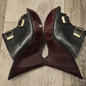 Nine West Black Platform Wedges Gold Buckles Peep Toe Clogs